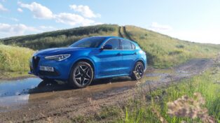 Alfa Romeo Stelvio, modré auto