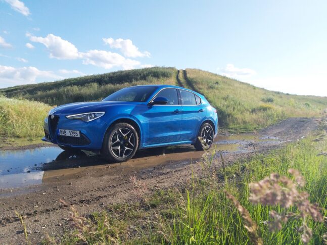 Alfa Romeo Stelvio, modré auto