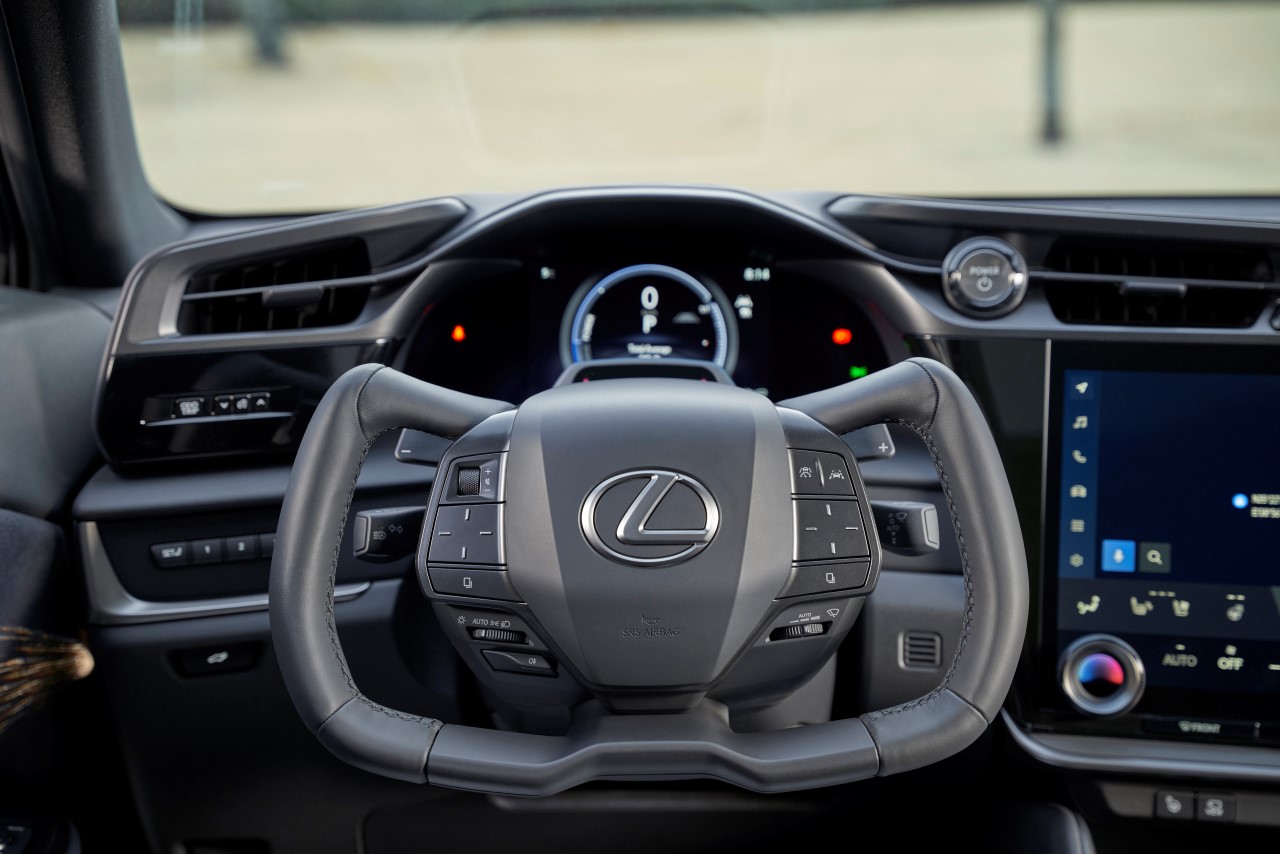 Lexus RZ 450e, volant