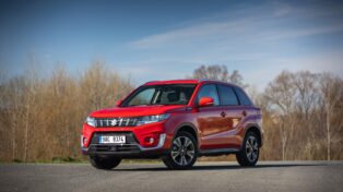 auto, červené, suzuki, vitara, strong hybrid