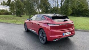 DS 4, auto, červené