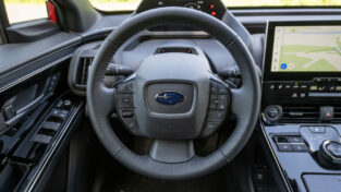 auto, interiér, volant, Subaru Solterra