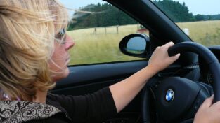 OBFCM? žena za volantem, Pixabay