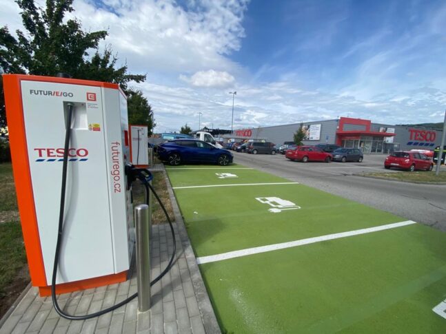 Dobíjecí stanice ČEZ Tesco, elektromobil