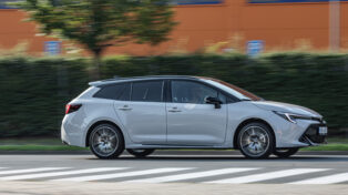 Toyota Corolla TS, kombi, hybrid, auto, bílé