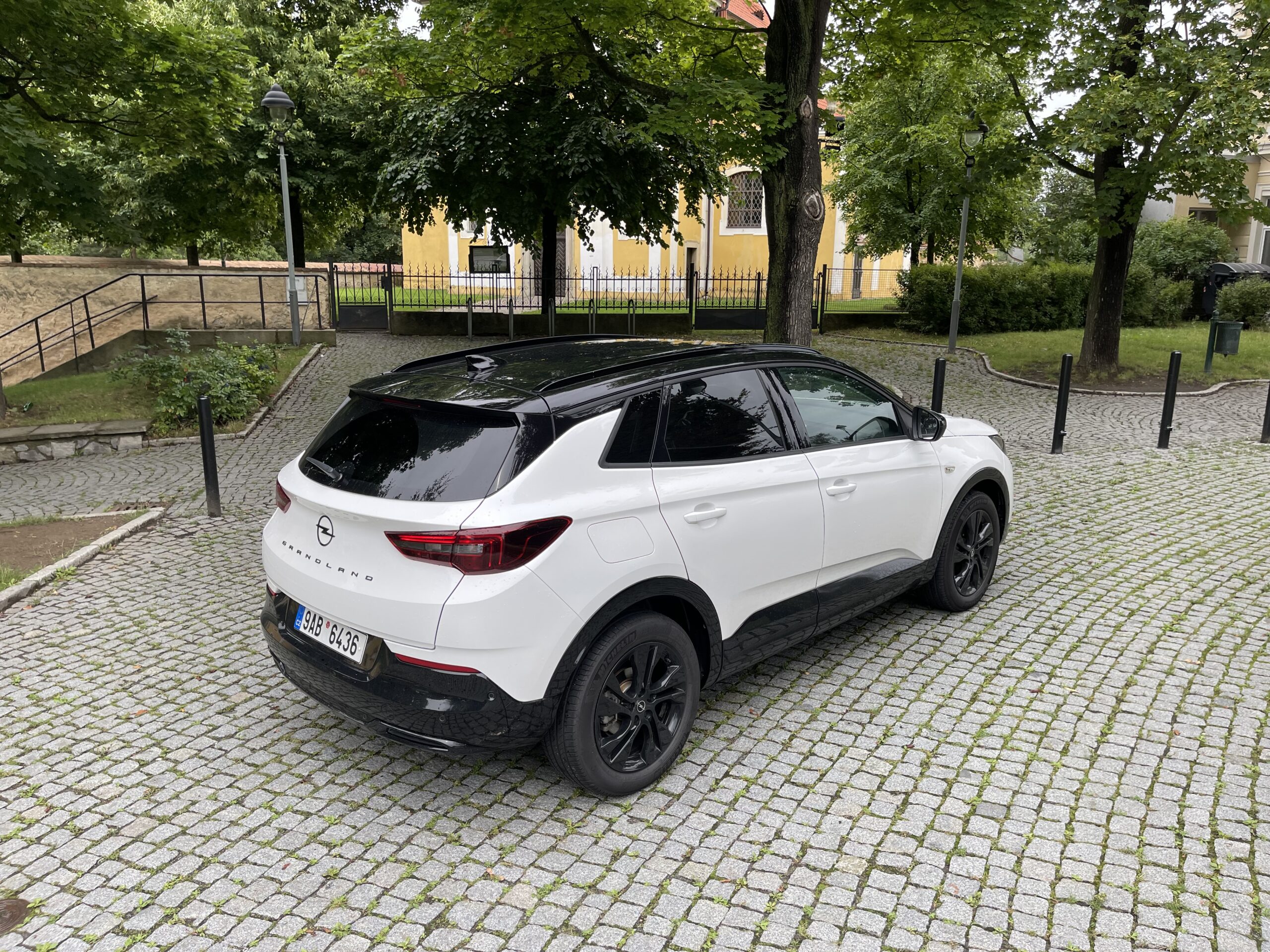 Opel Grandland, SUV, bílé auto