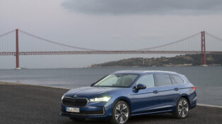 V Portugalsku jsme absolvovali první jízdy s novou generací modelu Škoda Superb Combi. Základní motorizace mají shodně 110 kW, ale přikláníme se k benzínu.