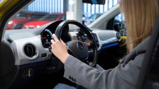 Která auta se nejčastěji kradou? Jaká barva je mezi řidiči nejoblíbenější? A až o kolik kilometrů stáčí podvodníci tachometry? Nejen to odhalil průzkum společnosti carVertica