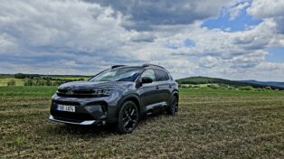 Test Citroën C5 Aircross Hybrid 136. Koncern Stellantis pomalu ale jistě ruší ve svých autech dieselový pohon. Chce ho nahradit úsporným mild-hybridním tříválcem, který sice pálí benzín, ale má mít spotřebu jako diesel.