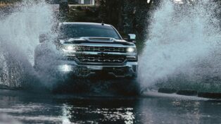 Auto kaluž, dopravní předpisy, Unsplash