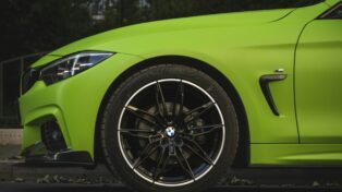 zelené auto unsplash