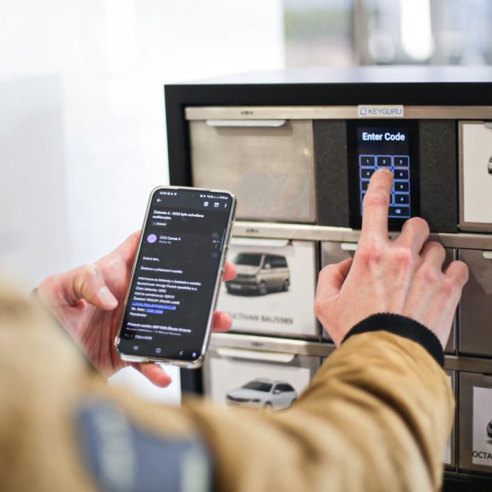 Bezkontaktní carsharing od CCS | Keyguru box od CCS digitalizuje sdílení firemních aut: od rezervace přes schválení až po vyzvednutí klíčů. Je součástí monitoringu vozidel Carnet. Zaměstnanci si rezervují volný vůz, manažer elektronicky schválí, klíče a doklady si vyzvednou bezpečně z boxu pomocí unikátního kódu a po jízdě je stejně snadno vrátí. Fleet manažeři ušetří čas a efektivně využijí firemní vozy. Řidiči mají jednoduchý a rychlý přístup k autům. Rutinu dělají technologie, ne lidé.