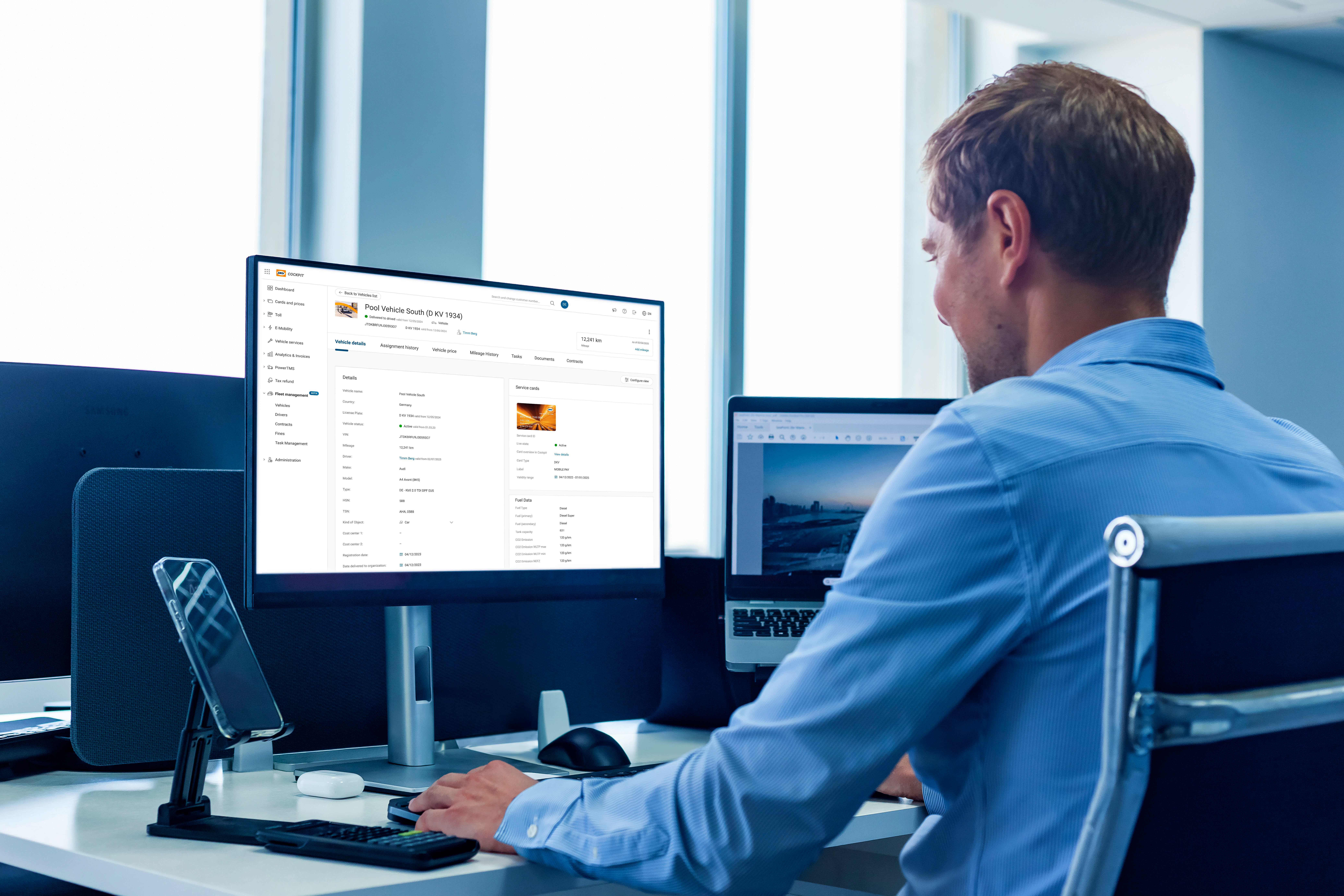 DKV Fleet Management | Spravujete váš vozový park v excelu? Zakládáte důležité dokumenty k vozidlům do šanonu? Nemáte evidenci, kdy a který řidič měl firemní vozidlo? DKV Fleet Management Software nabízí řešení, které je součástí zákaznického portálu DKV Cockpit. Správci firemních flotil tak nemusí používat několik různých nástrojů. Přehled o tankovacích kartách, transakcích a vozidlech mají na jednom místě a online. Automatická oznámení připomínají důležité termíny kontrol vozového parku. Data o vozidlech lze jednoduše nahrát za pomoci VIN kódu. A stejně snadno se k nim přiřadí řidiči a všechny důležité dokumenty.  