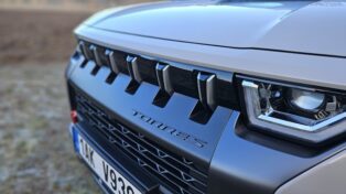 review KGM Torres hybrid 2026