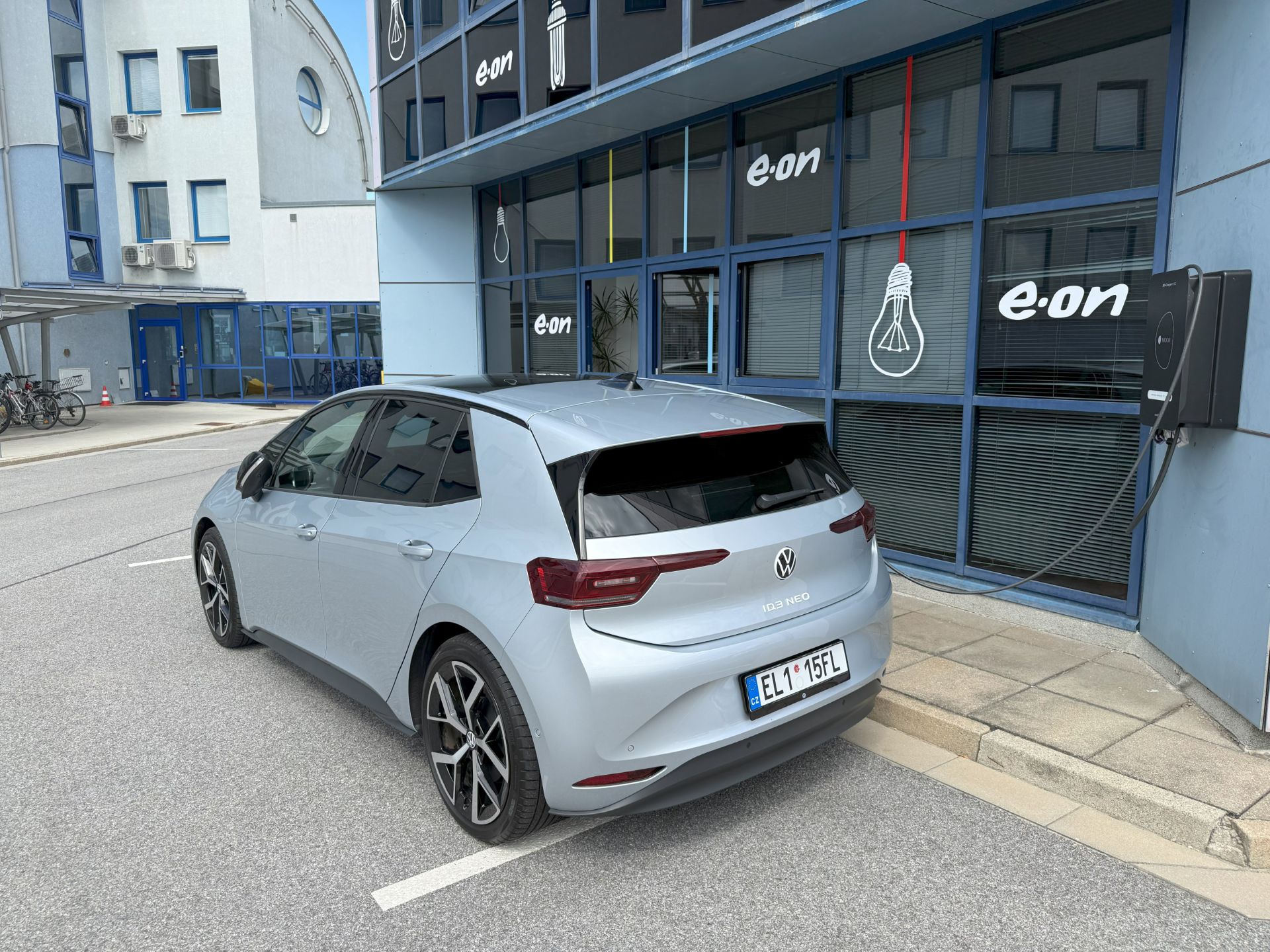 EON V4Grid -  V4Grid přin&aacute;&scaron;&iacute; chytr&eacute; využit&iacute; elektromobilů jako aktivn&iacute; souč&aacute;sti energetiky. Obousměrn&eacute; nab&iacute;jen&iacute; umožňuje energii nejen čerpat, ale tak&eacute; vracet do dom&aacute;cnost&iacute;, budov či distribučn&iacute; s&iacute;tě. Technologie pomůže vyrovn&aacute;vat energetick&eacute; &scaron;pičky, stabilizovat s&iacute;ť a efektivněji využ&iacute;vat obnoviteln&eacute; zdroje. EON jako jeden z partnerů již testuje v r&aacute;mci projektu V4Grid obousměrn&eacute; nab&iacute;jec&iacute; stanice v situac&iacute;ch: Vehicle-to-Home (V2H), Vehicle-to-Building (V2B) a Vehicle-to-Grid (V2G). 